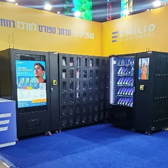 שלוש מכונות אמיליו בתצוגה בדוכן הכנס